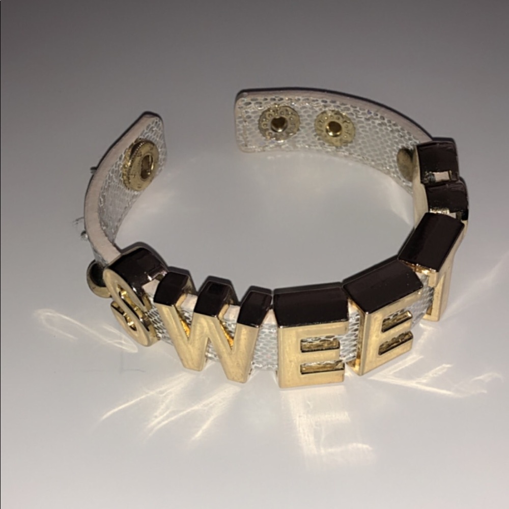 BCBG bracelet. Gold details 💖